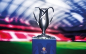trofeum Pucharu Polski na tle stadionu