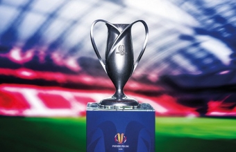 trofeum Pucharu Polski na tle stadionu