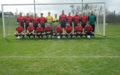 Zawodnicy druzyny seniorow KS Grom Malanow - zdjecie grupowe w dwoch rzedach na tle bramki