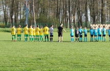 Młodzi piłkarze oraz mężczyźni na boisku